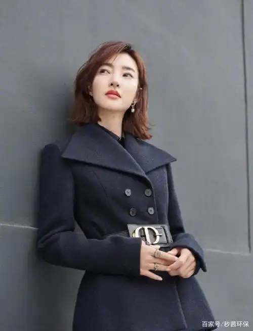 王丽坤a金棕色短发,远远望去,魅力十足,近距离看一下手头的首饰就很