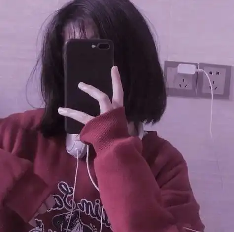 女生手机遮挡头像