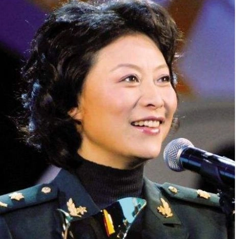 她是一代影后,比丈夫小10岁,生下女儿被无情抛弃,如今女儿红了