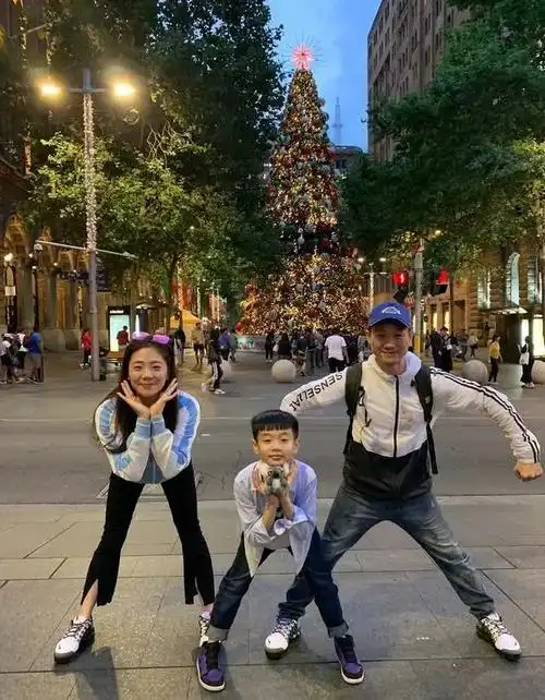 杨威晒老婆孩子在家健身,杨阳洋锻炼不忘耍酷