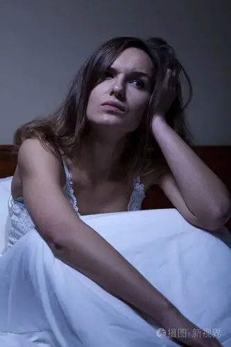 失眠的年轻女子照片-正版商用图片08lpkn-摄图新视界