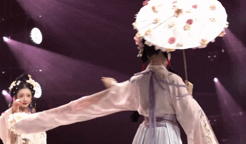 参与人员一如既往的以仙气飘飘的古装亮相.