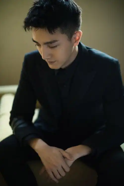 金瀚酷帅有型西装写真图片