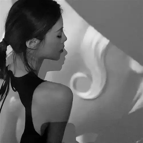 美女头像图片气质侧面黑白