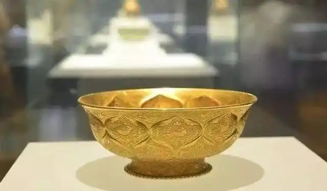 鸳鸯莲瓣纹金碗,唐文物,何家村出土,18件镇馆之宝之一.