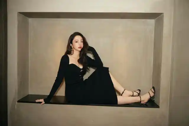 组图:董璇一袭深v黑裙拍大片 妩媚卷发娇嫩红唇气质优雅