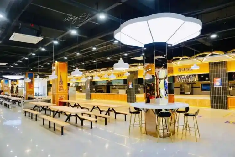 用也更安全卫生哟志愿者在食堂引导学生就餐并做好个人防护排队有距离