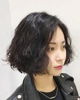 短发小卷发型,专治细软头发少,搭配颜色也是不错选择