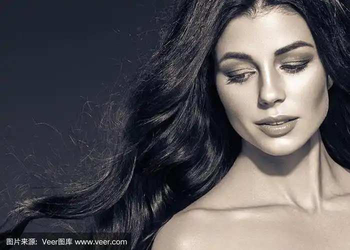 黑色的头发的女人.