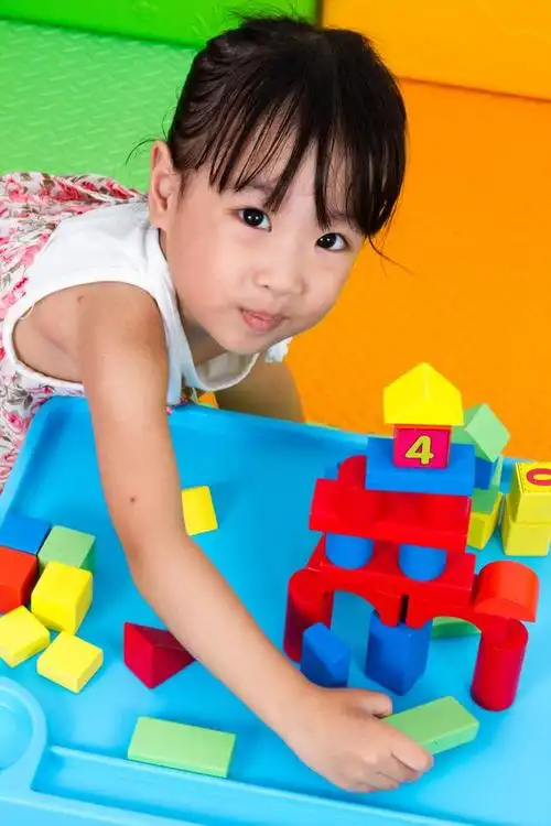 在这个数字化时代,电子游戏和虚拟社交占据了儿童生活的一部分,但传统