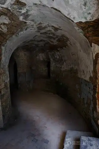 地下酒窖里一条废弃的旧隧道. 地下墓穴的入口. 地牢老石堡垒.