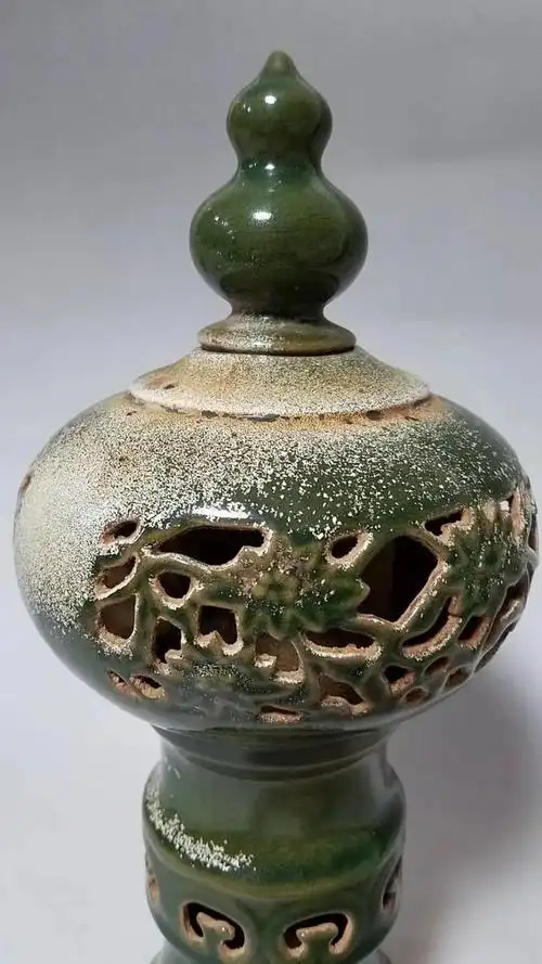 柴窑瓷器的釉质是矿物质颜料,在矿物质釉面上再刷了一层薄薄的石灰碱