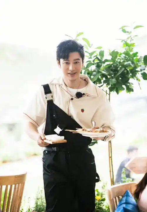 《中餐厅》殷桃球衣战靴,实力派穿搭,黄晓明难得一见的青春模样_衬衫