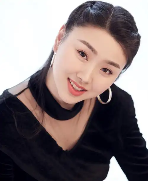 歌手肖洋早期演出美照曝光 活力满满不忘初心