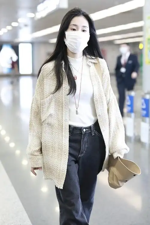 明星生图大赏# #娱乐最前沿# 5月7日,@张碧晨 现身北京机场.