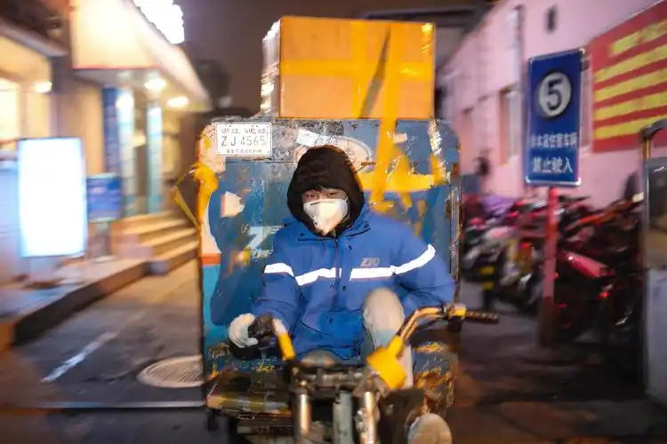 北京快递员雾中坚持送快递天猫菜鸟送6万口罩驰援