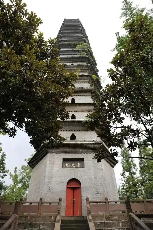 卞再斌:都江堰有句俗语"穷不丢猪,富不丢书",你看都江堰有一座奎光塔