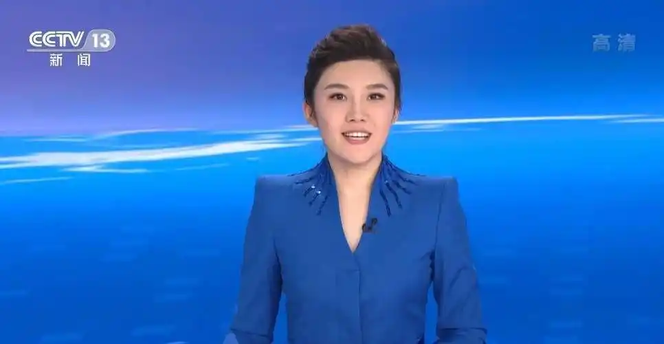 郑子可:尽显调皮小可爱一面,在广交会骑着电动代步车出场做报道_朝闻