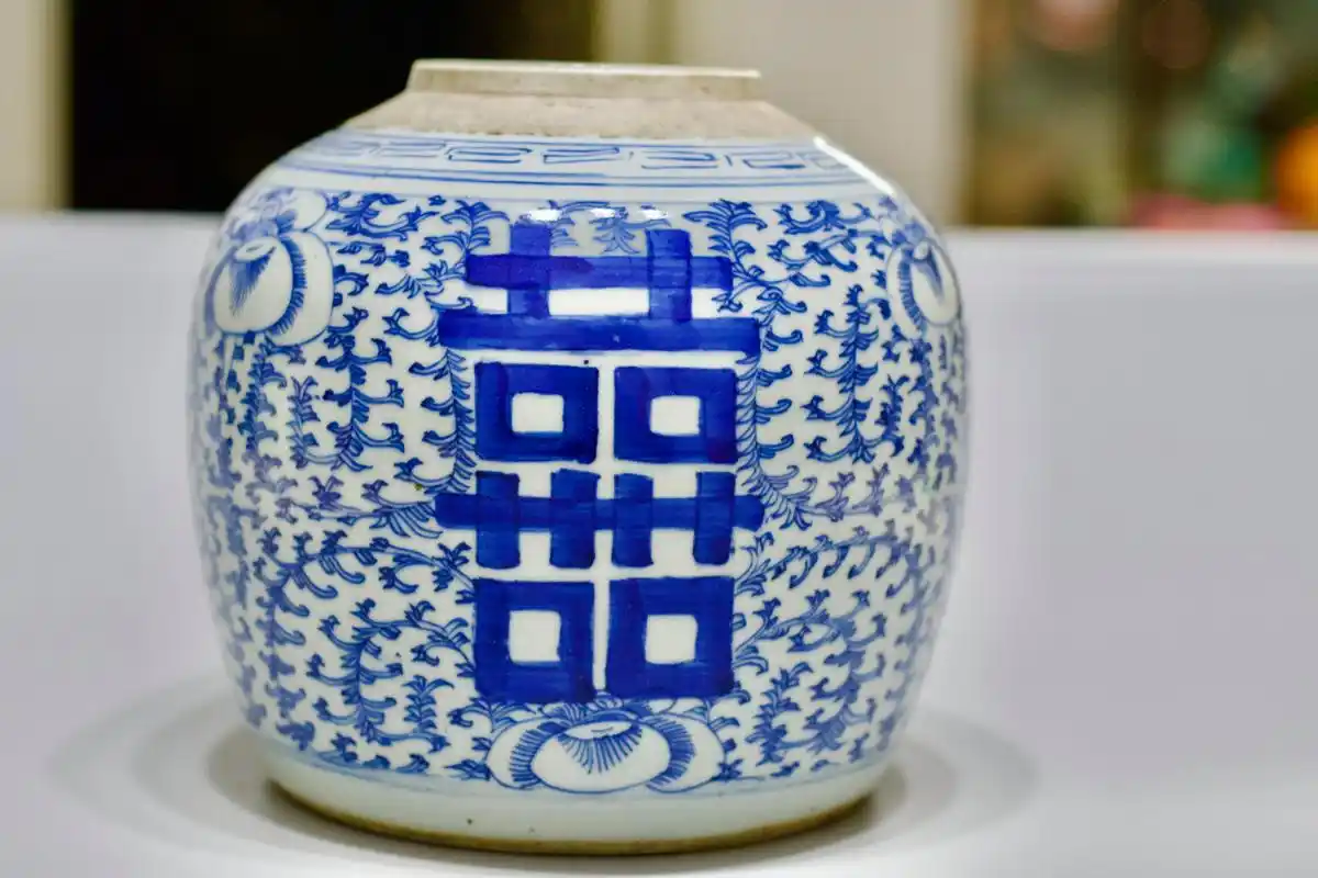 清代喜字罐 清代中期缠枝莲青花"囍"字盖罐①,三喜罐,釉水发色漂亮,口