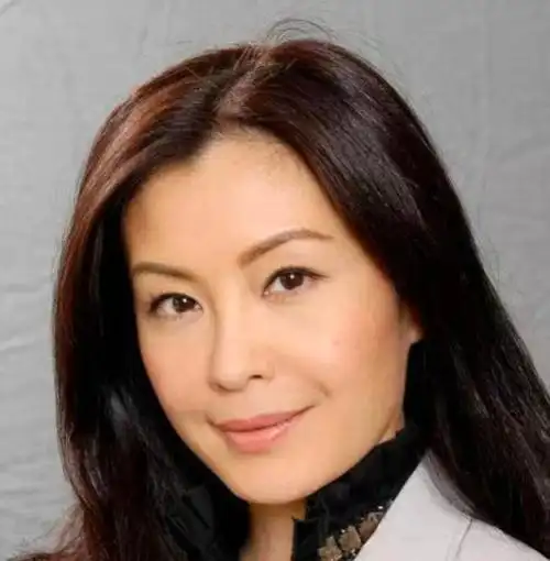 50岁伍咏薇晒度假美照,穿25年前泳衣大秀身材,年过半百韵味十足