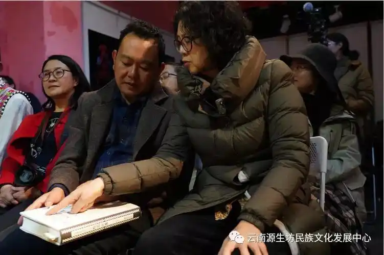 源生坊负责人刘晓津和梅葛史诗传承人郭晓炜