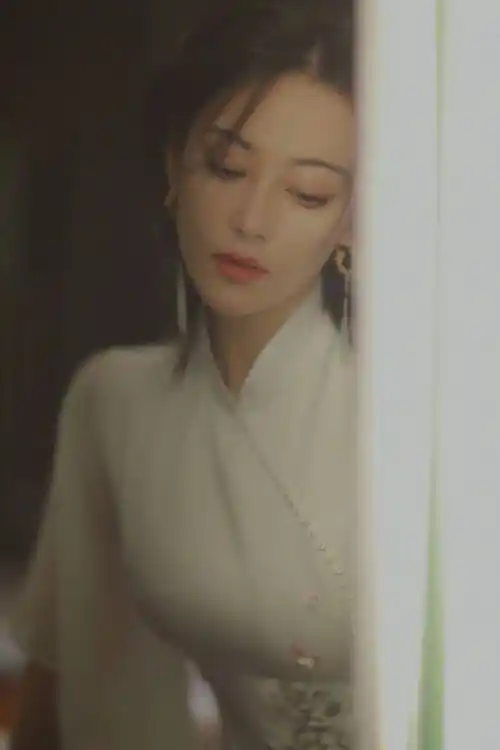 张馨予白色旗袍造型出席时装周仙气飘飘举止间尽显温柔