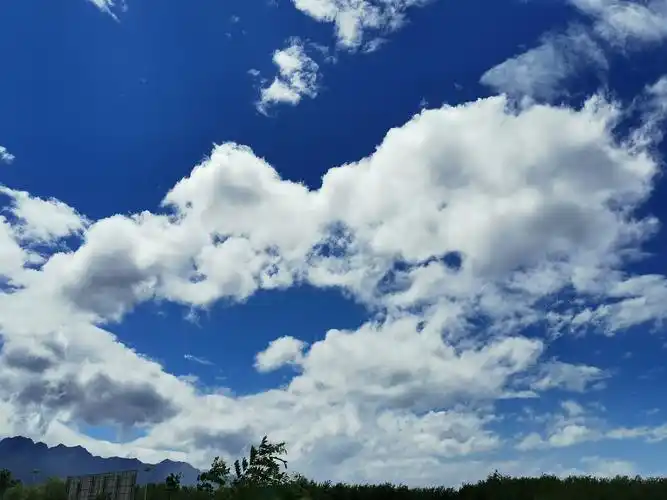 蓝天白云下的汤峪河湛蓝如画天空