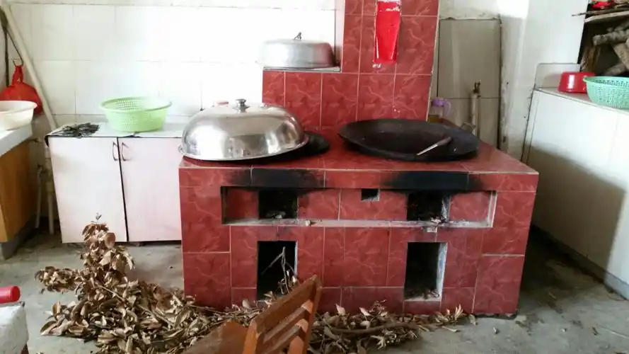 农家大锅烧草木柴火大炉灶,几十人围餐全它功能发挥.