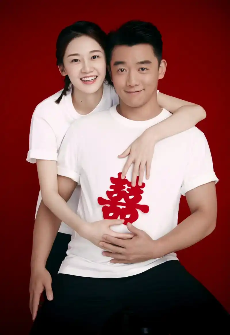 郑恺苗苗真实生活现状曝光,带着女儿外出野餐,跟很多平常人一样