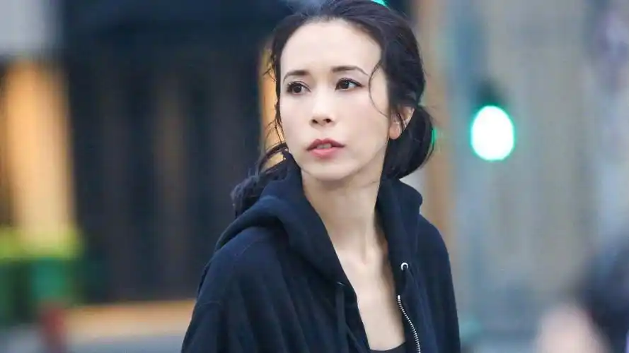 莫文蔚近照流出,年近五十却少女感十足,原来跟她妈妈职业有关