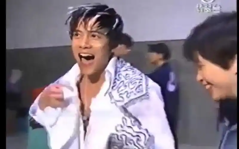 郭富城- 就为了看他白色挑染的造型和一句"好热啊好热啊" 在大球场