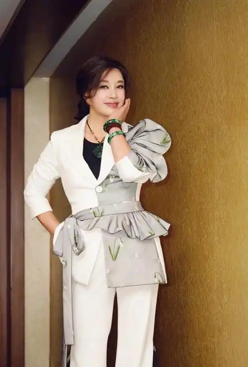 容貌焦虑何时停看过71岁刘晓庆穿衣时髦又得体减龄又显优雅