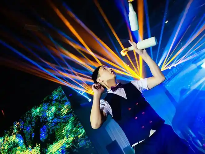 花式调酒特点是在调酒过程中加入一些花样的调酒动作以及魔幻般的互动