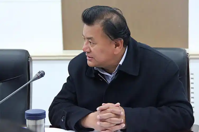 拉萨市歌舞团团长洛桑扎西在会场发言 摄影:杨旭