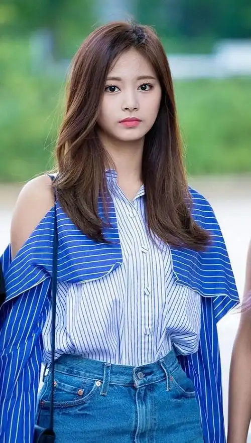 日刊上的周子瑜美图,这个台湾女生真的很漂亮