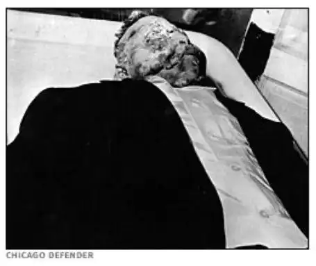 尸体被运回芝加哥后,坚持开棺,让芝加哥媒体拍下了孩子已经腐烂的样子