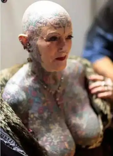 10.许多纹身都会利用身体部位,将它们整合进设计中,成为纹身的一部分.