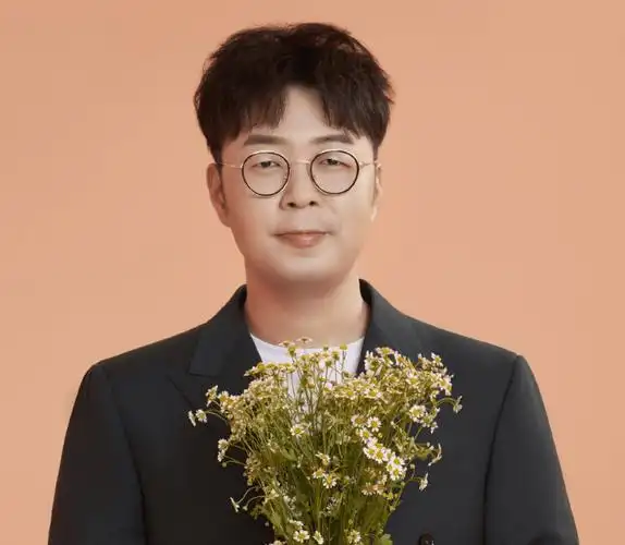 杜海涛:减肥成功后素颜现身,脸部凹陷略显沧桑,真爱粉都认不出_李维嘉