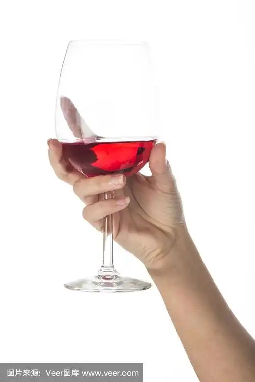 手拿酒杯