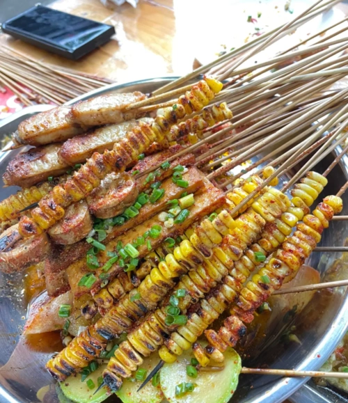 成都崇州扛把子烧烤1元1串的牛肉生意太火爆排队3小时