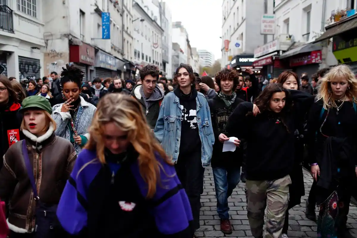 法国巴黎街头女孩,欢乐多过惊吓