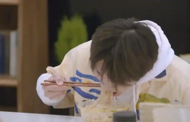 易烊千玺为什么身材这么好?看到他吃面的方式,网友:活该我胖