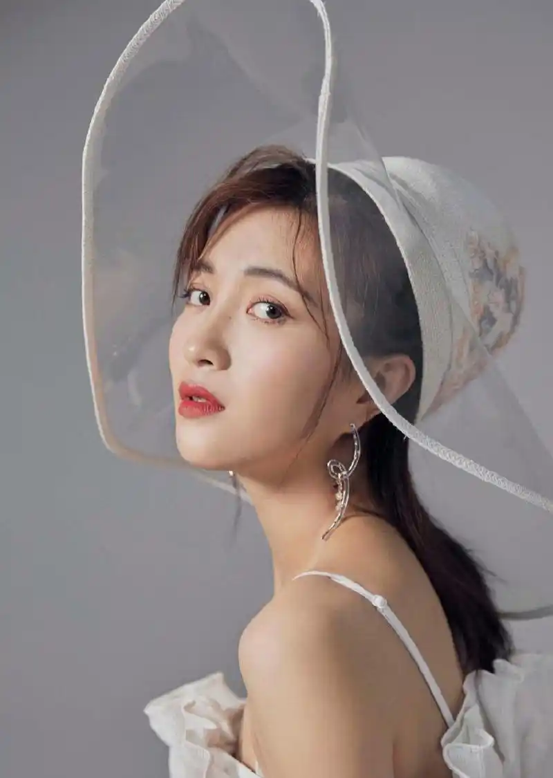 包文婧时髦优雅写真图片