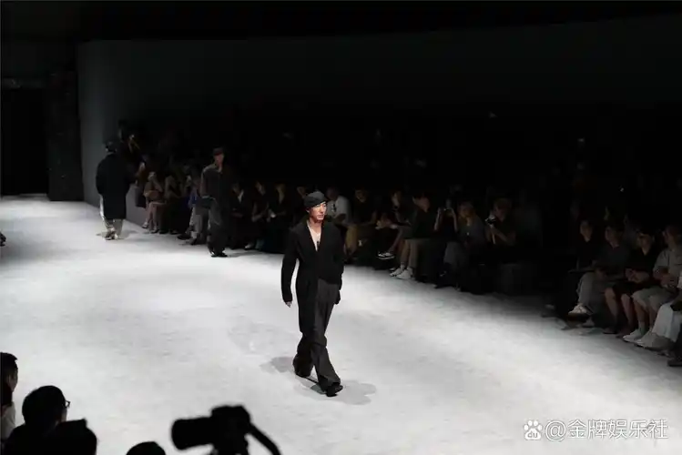 张亮走秀硬控我30秒,不愧是专业的模特,这几步走的太酷了