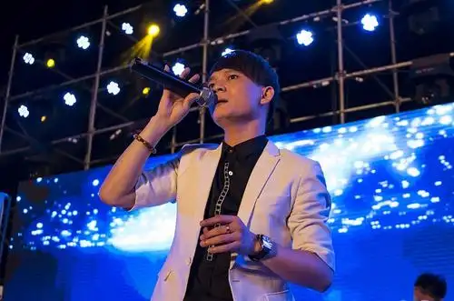 黄河票务网> 演出资讯六哲中国内地华语人气唱作型男歌手,有着现场"