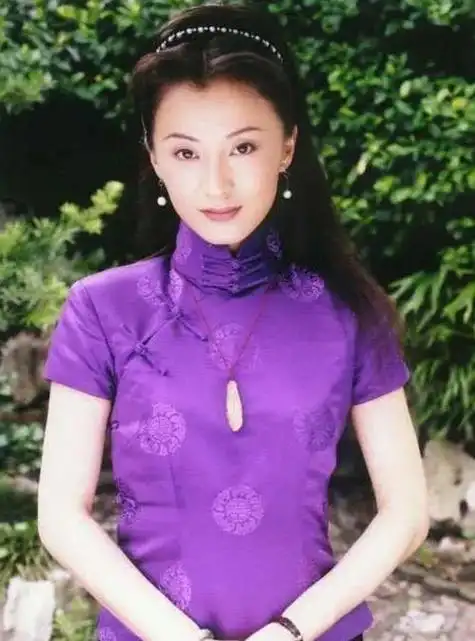 演员徐露:巅峰时选择退隐,嫁大7岁导演,49岁和20岁女儿似姐妹