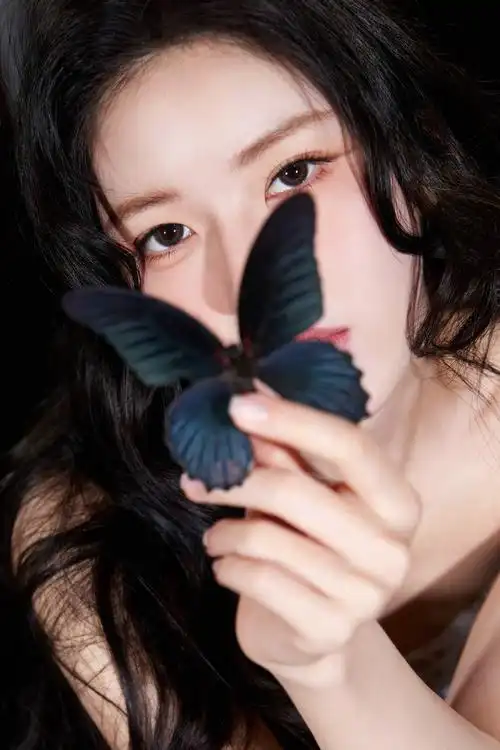 赵露思韩系妆容 眼波流转妩媚可爱