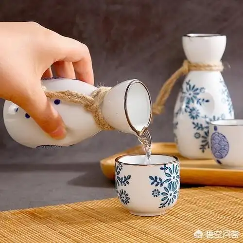 真正会喝酒的人,都会在白酒旁放一杯"白水",知道是啥原因吗?