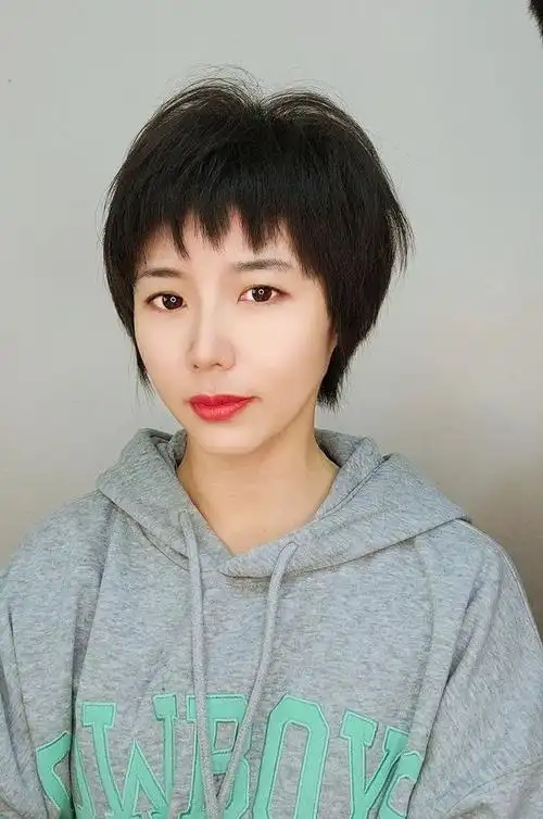 有长发就有短发,特别是短碎发,动感时尚又有层次感