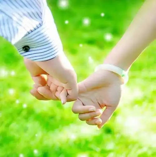 是痴情男女苦等一年 终于等来的片刻见面 两颗早己融合在一起的心 贴